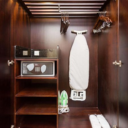 Hotel Radisson Blu Towers Kaushambi Delhi Ncr Ghaziabad Esterno foto A hotel room wardrobe with a safe