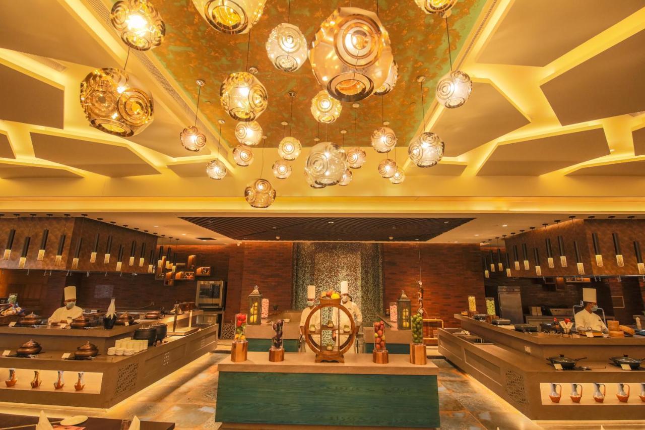 Hotel Radisson Blu Towers Kaushambi Delhi Ncr Ghaziabad Esterno foto The buffet at the hotel