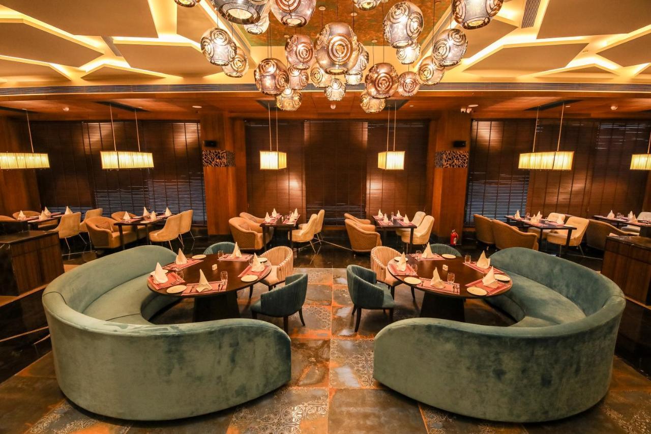 Hotel Radisson Blu Towers Kaushambi Delhi Ncr Ghaziabad Esterno foto The interior of the restaurant