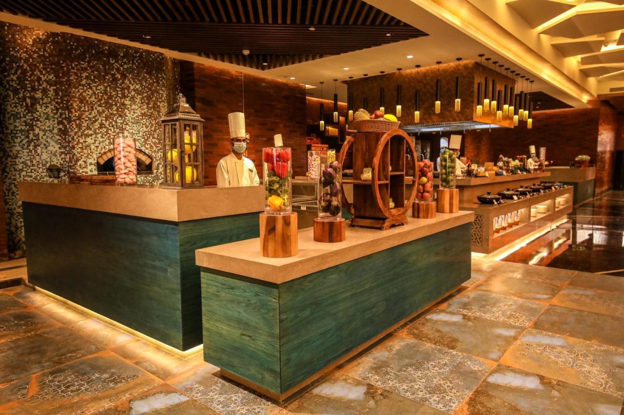 Hotel Radisson Blu Towers Kaushambi Delhi Ncr Ghaziabad Esterno foto The buffet at the restaurant