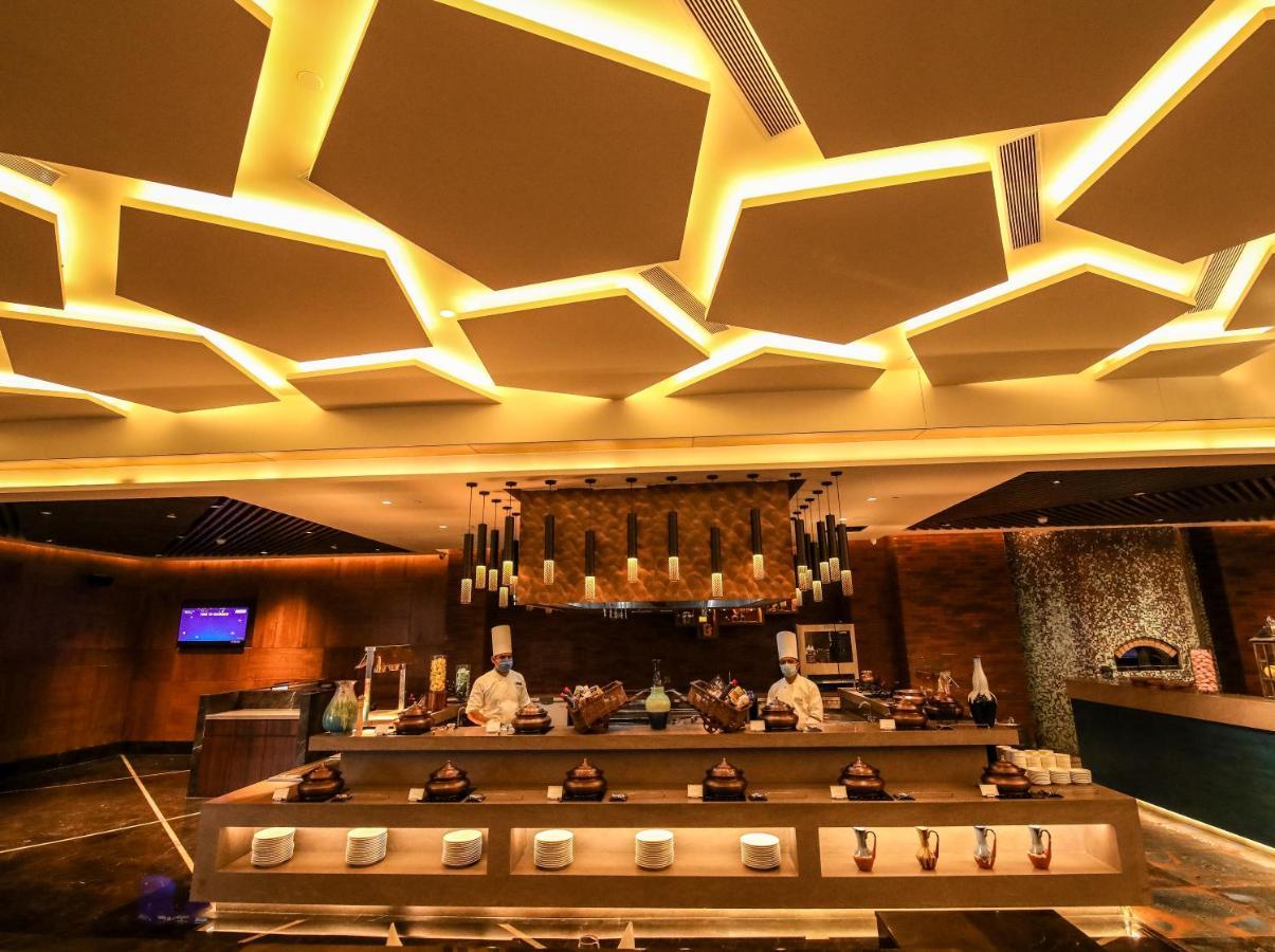Hotel Radisson Blu Towers Kaushambi Delhi Ncr Ghaziabad Esterno foto The interior of the lounge