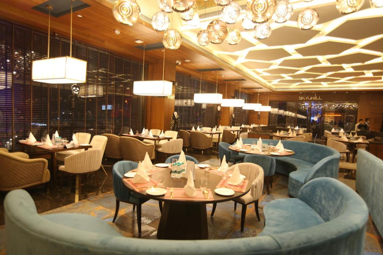 Hotel Radisson Blu Towers Kaushambi Delhi Ncr Ghaziabad Esterno foto The interior of the restaurant