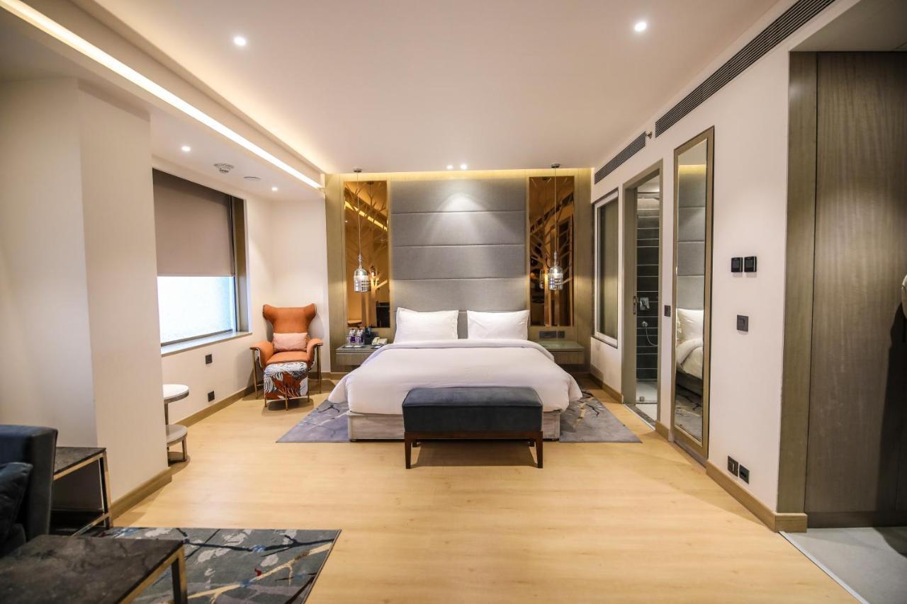 Hotel Radisson Blu Towers Kaushambi Delhi Ncr Ghaziabad Esterno foto A bedroom at the hotel