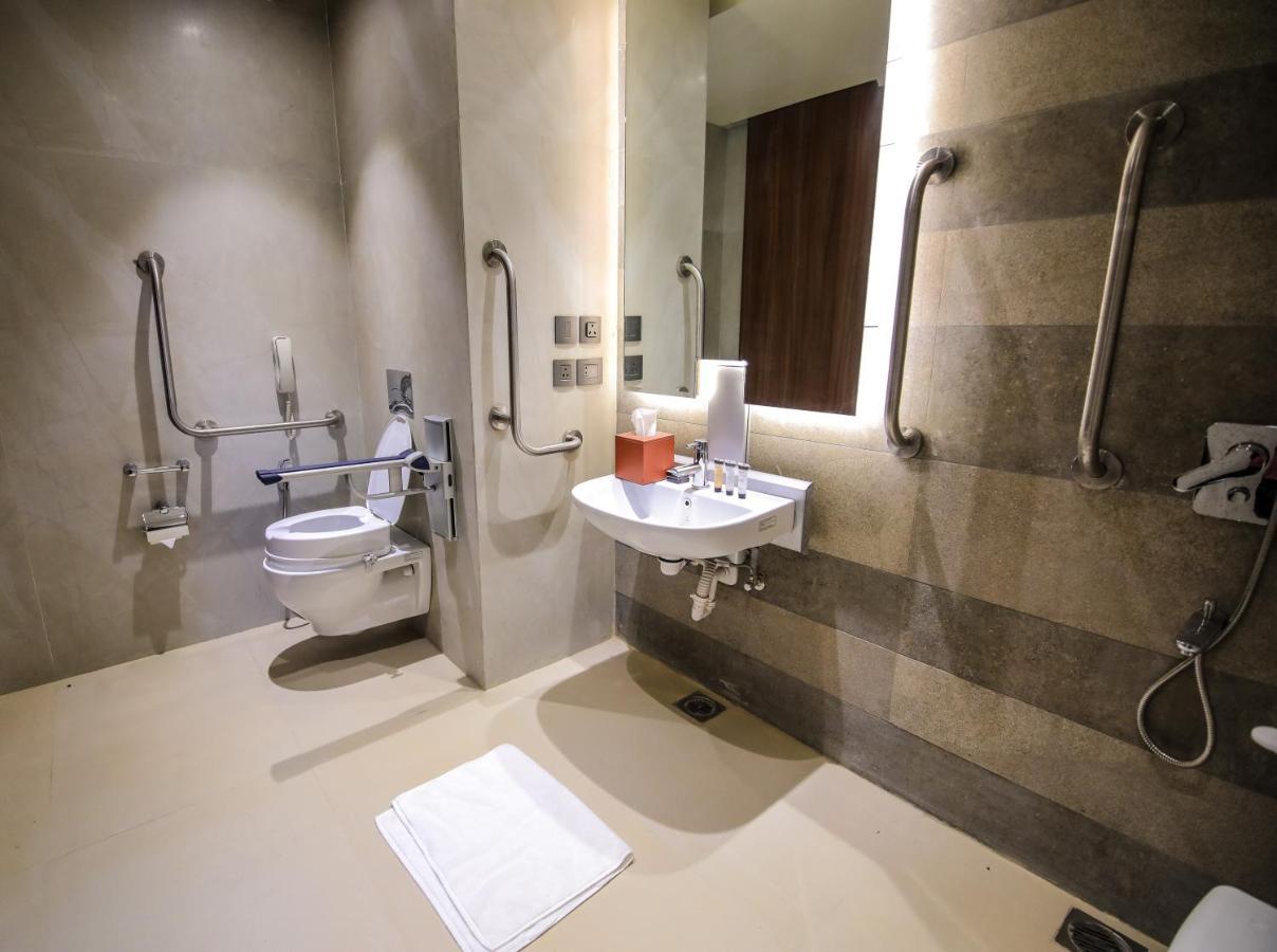 Hotel Radisson Blu Towers Kaushambi Delhi Ncr Ghaziabad Esterno foto Disabled toilet with a disabled shower
