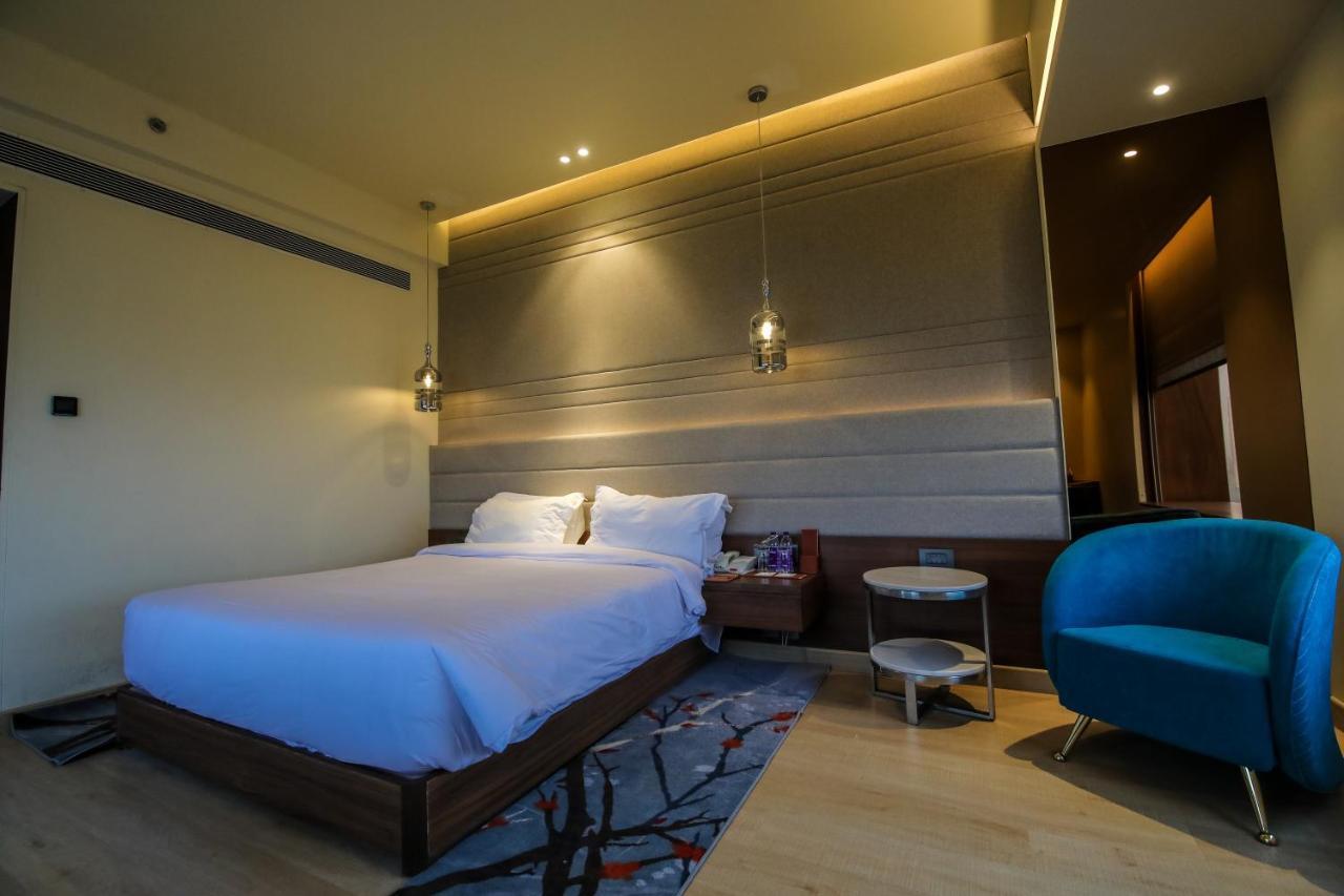 Hotel Radisson Blu Towers Kaushambi Delhi Ncr Ghaziabad Esterno foto A room at the hotel