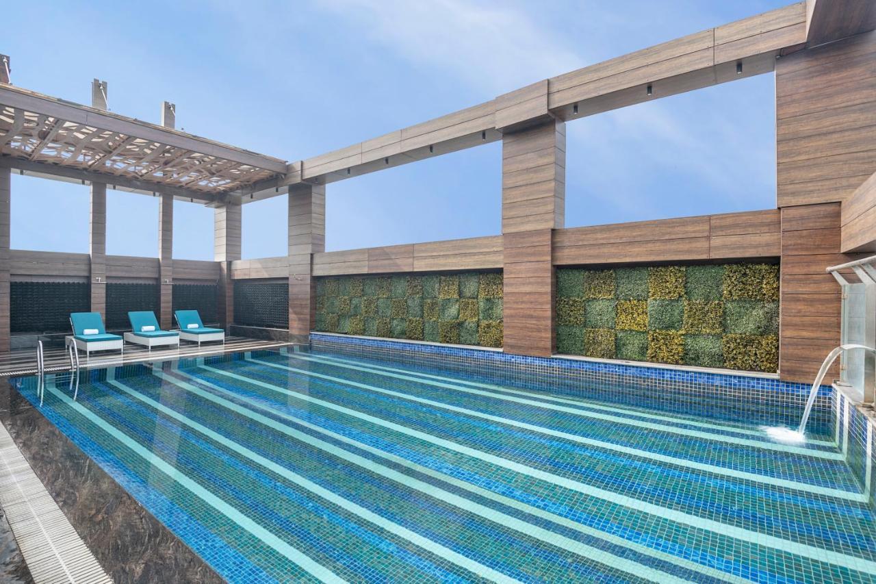 Hotel Radisson Blu Towers Kaushambi Delhi Ncr Ghaziabad Esterno foto Rooftop pool