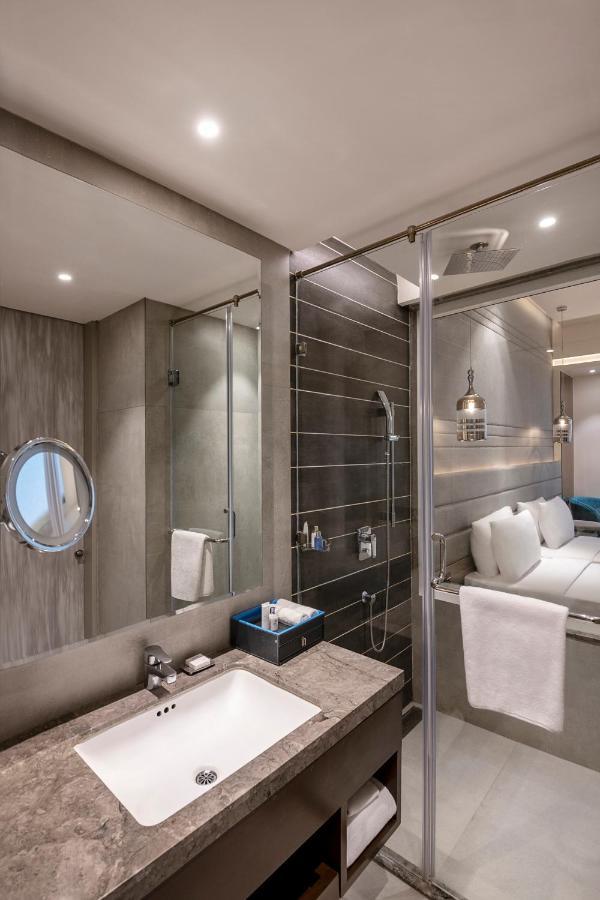 Hotel Radisson Blu Towers Kaushambi Delhi Ncr Ghaziabad Esterno foto A bathroom on board