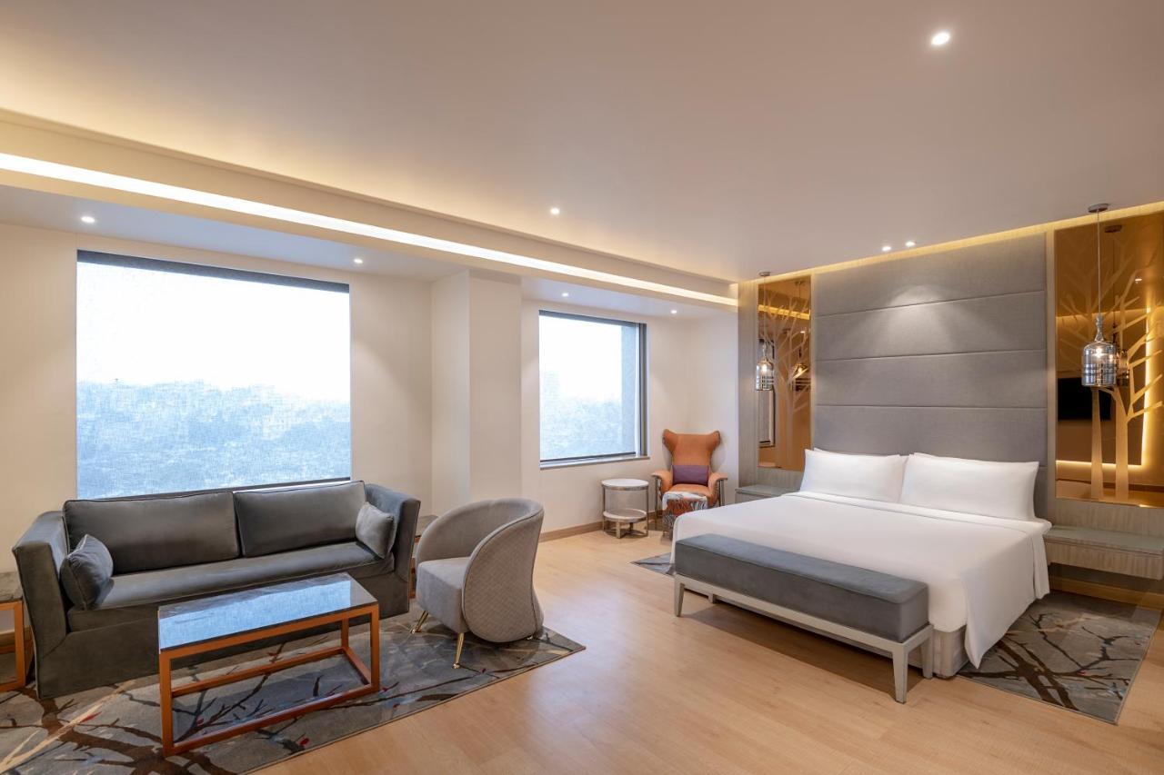 Hotel Radisson Blu Towers Kaushambi Delhi Ncr Ghaziabad Esterno foto A suite at the hotel
