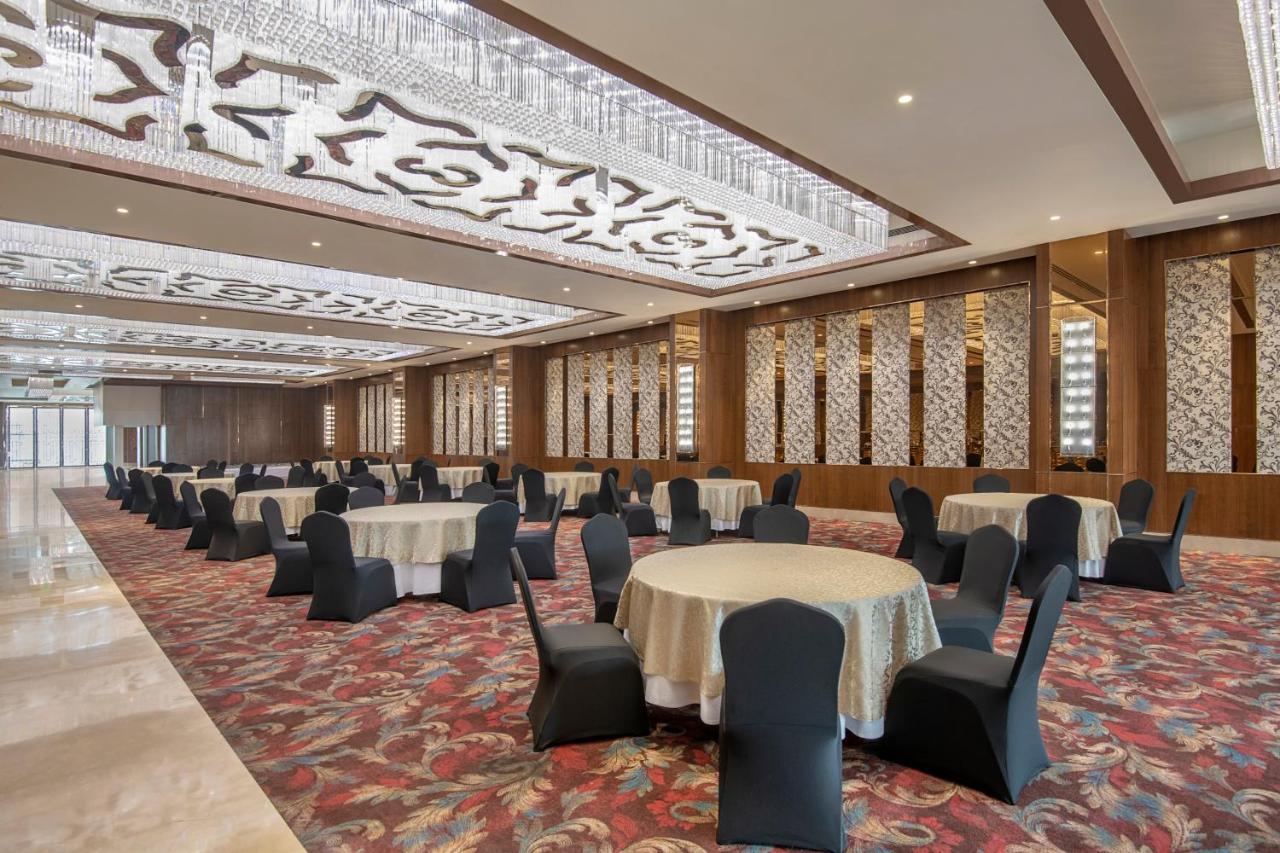 Hotel Radisson Blu Towers Kaushambi Delhi Ncr Ghaziabad Esterno foto The ballroom