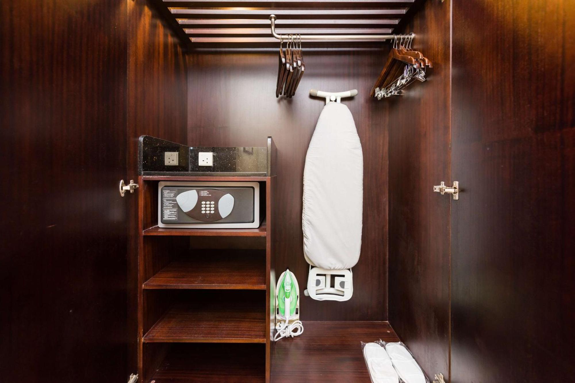 Hotel Radisson Blu Towers Kaushambi Delhi Ncr Ghaziabad Esterno foto A hotel room wardrobe with a safe