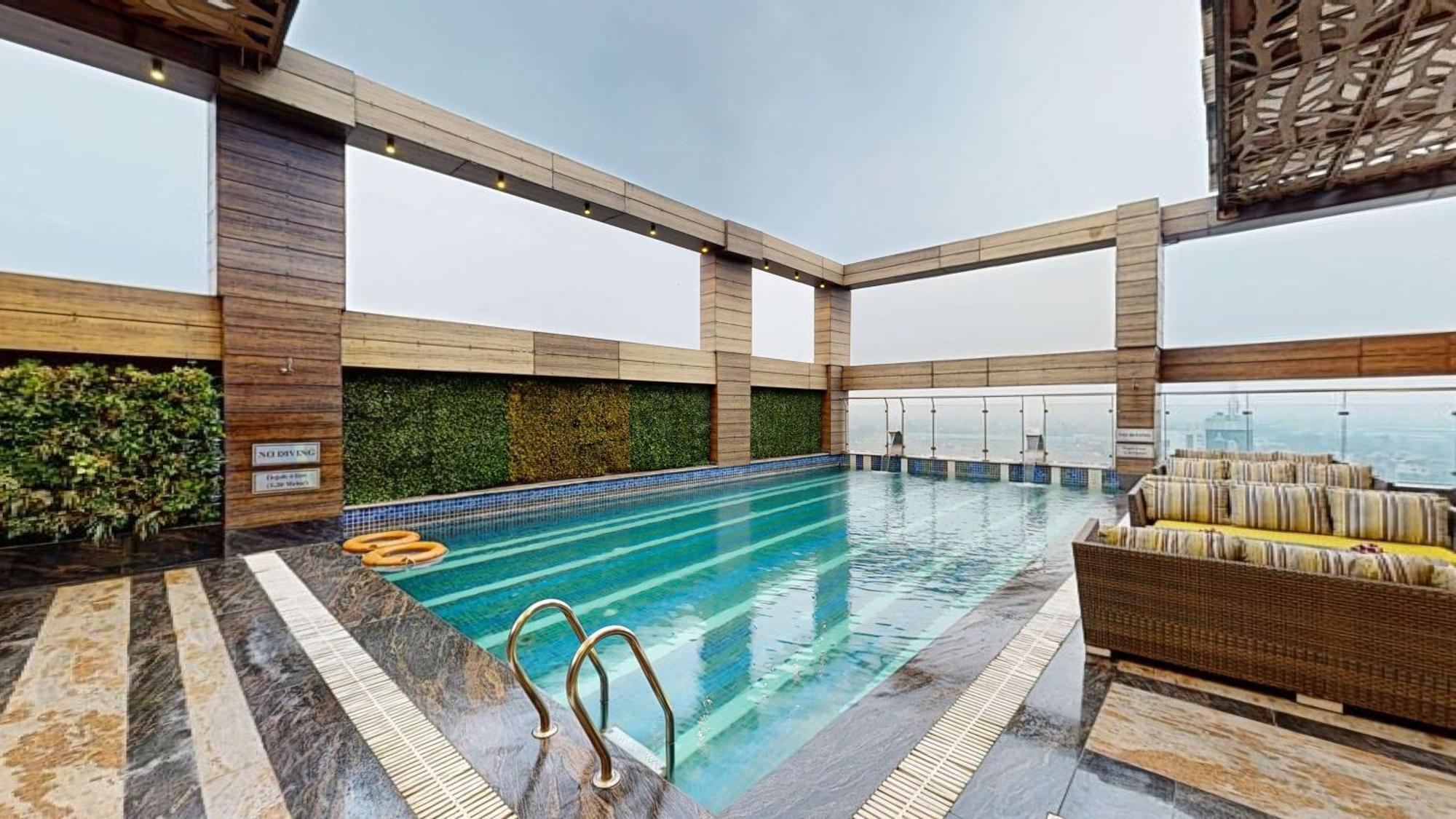 Hotel Radisson Blu Towers Kaushambi Delhi Ncr Ghaziabad Esterno foto The swimming pool at the hotel