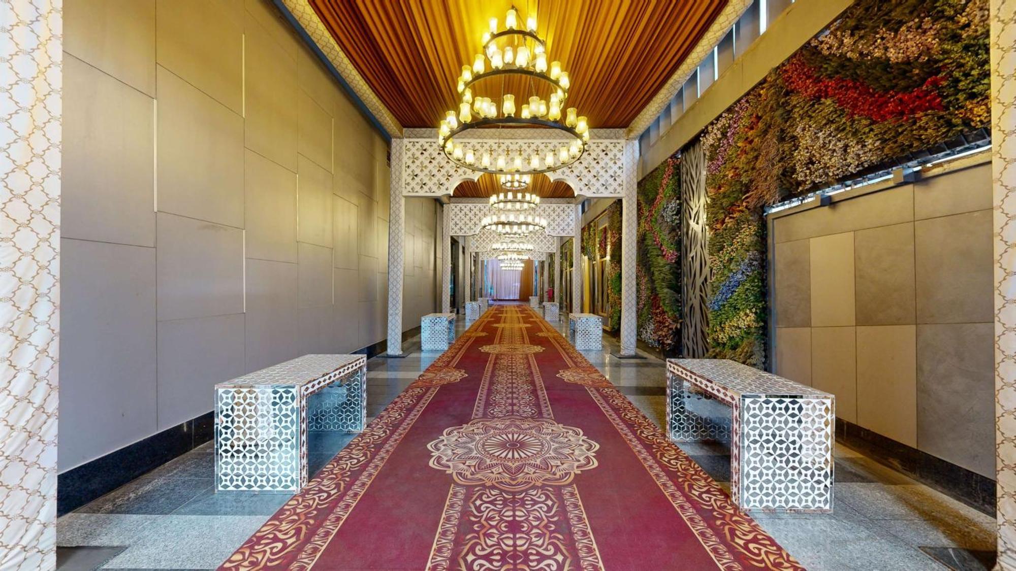 Hotel Radisson Blu Towers Kaushambi Delhi Ncr Ghaziabad Esterno foto The interior of the hotel
