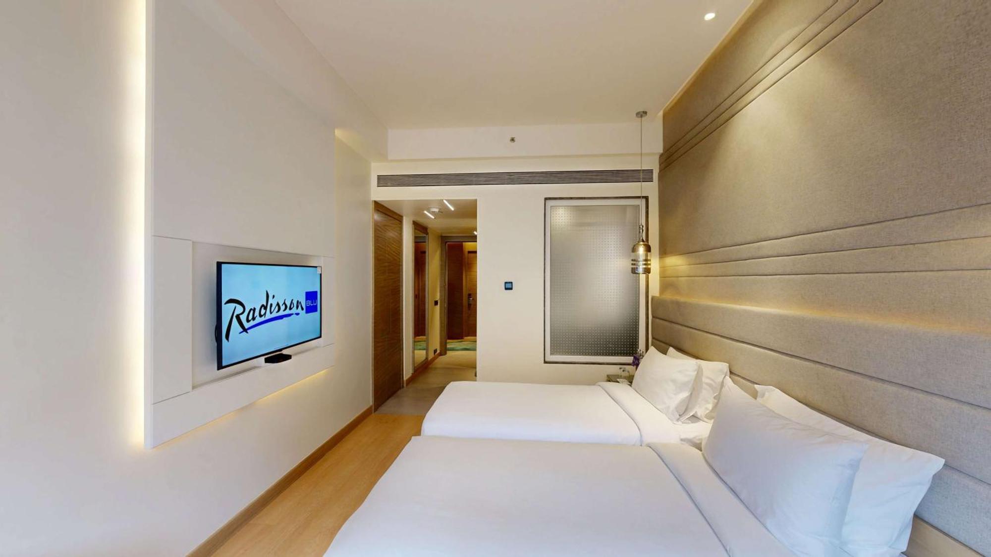 Hotel Radisson Blu Towers Kaushambi Delhi Ncr Ghaziabad Esterno foto A room at Radisson Blu Hotel, Hyderabad