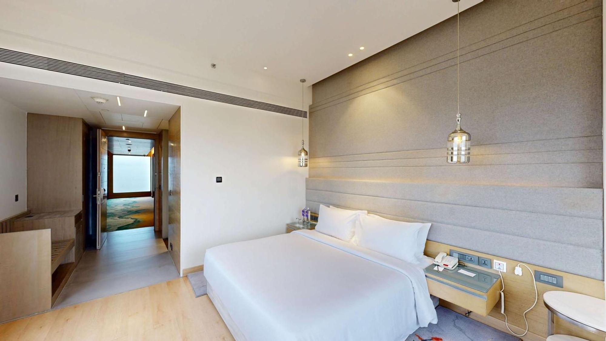 Hotel Radisson Blu Towers Kaushambi Delhi Ncr Ghaziabad Esterno foto A bedroom at the hotel