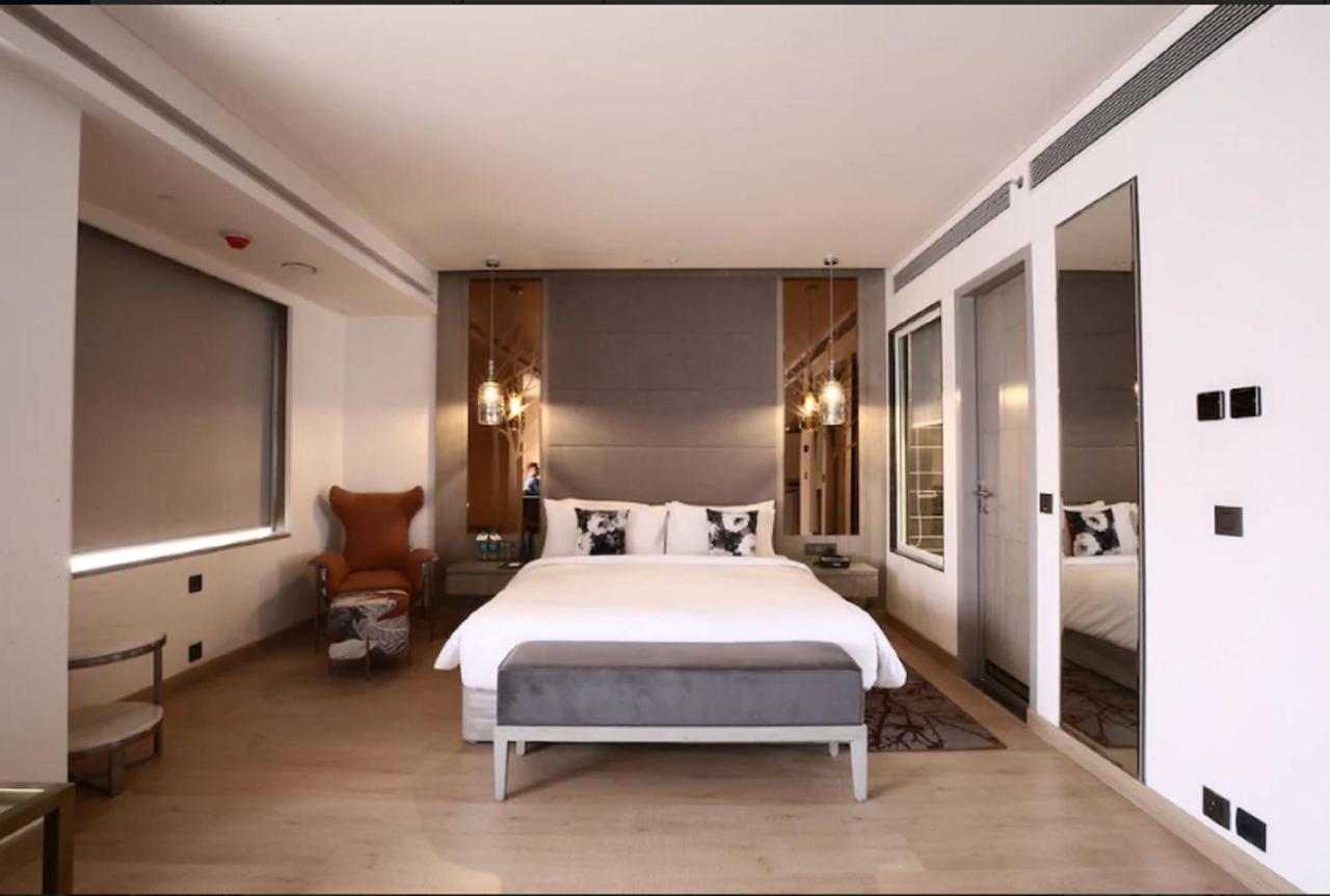 Hotel Radisson Blu Towers Kaushambi Delhi Ncr Ghaziabad Esterno foto A bedroom at the hotel